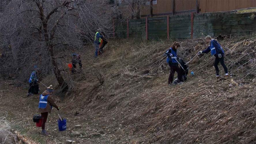 Volunteers Clean Up the High Line Canal