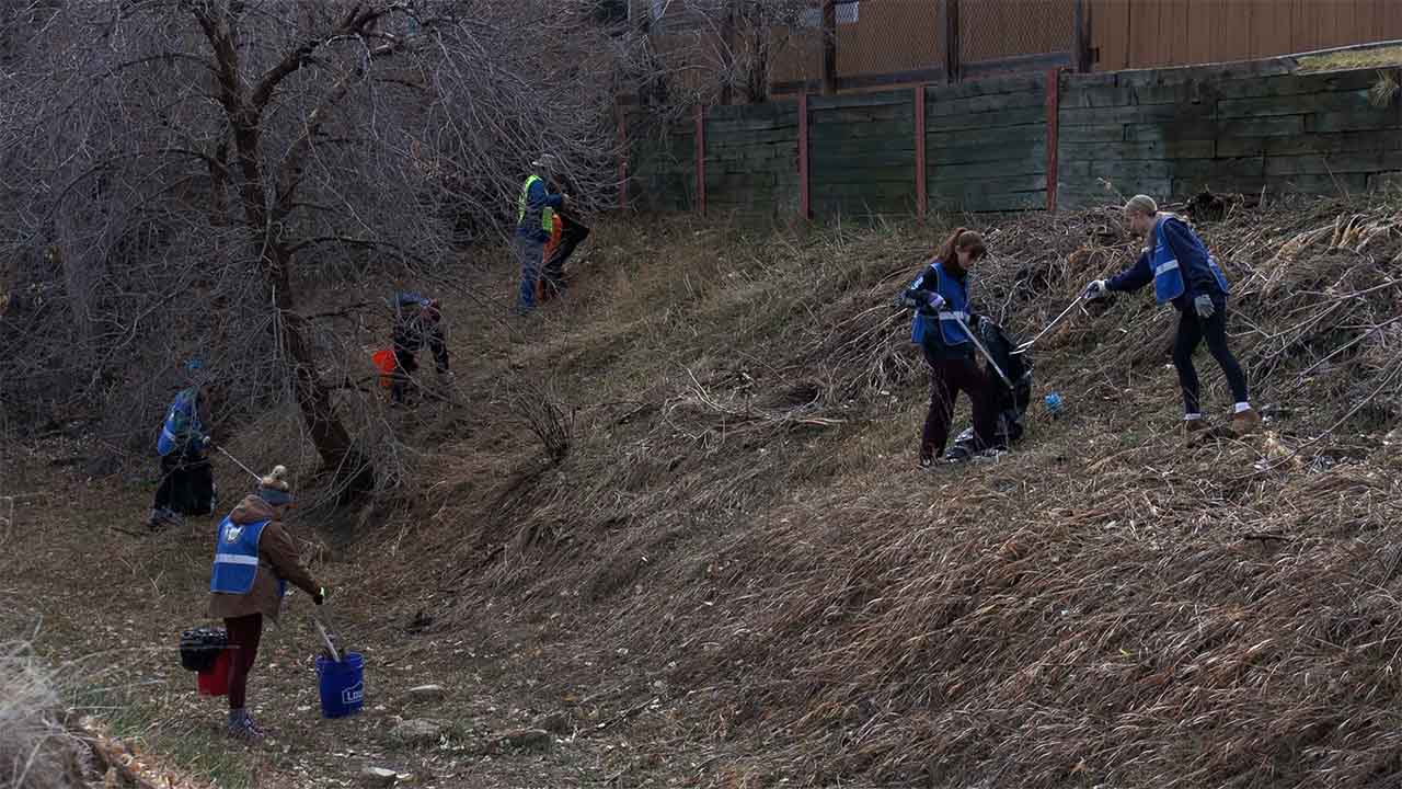 Volunteers Clean Up the High Line Canal